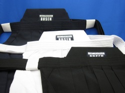 中ヒダ縫　初心者でもたたみ易い　特製テトロン袴　(刺繍代込)