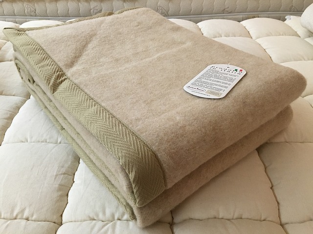 子羊のウール100%毛布　160cmX210cm イタリア製 （ゴールドカラー）