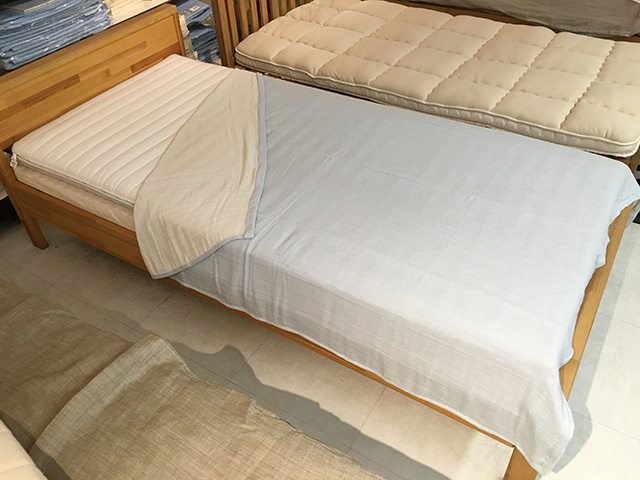 【夏に涼しく家庭で洗える】三重織り綿麻ガーゼケット