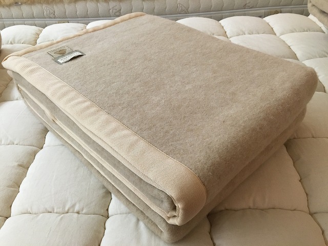 子羊のウール100%毛布　160cmX210cm イタリア製 （ベージュカラー）