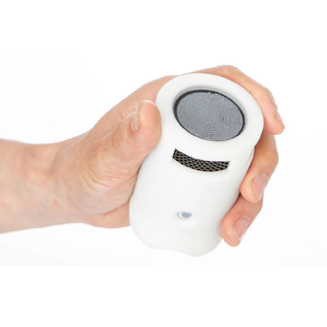 振鼓 ‐FURIKO‐本体を手に持つ