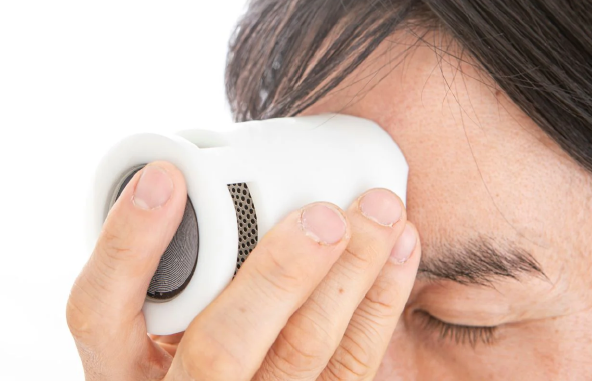 振鼓 ‐FURIKO‐額に当てる