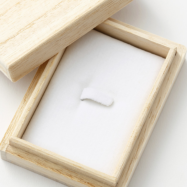 ブローチタイ留め　白