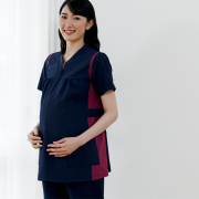 975 カゼン ナースウェア スクラブ マタニティ 女性用 半袖 プルオーバー ファスナー ウエスト調整可 ループ付き ポケット 工業洗濯可 制菌加工 透け防止 吸汗 制電 ストレッチ KAZEN 医療用 看護師 妊婦 