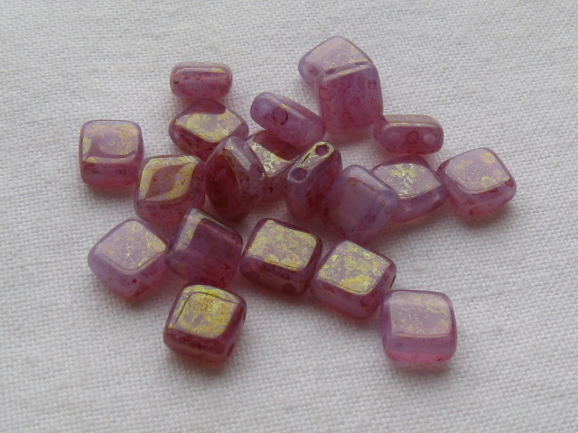 チェコビーズ　フラットスクエア　２ホール　６ミリ　ラスターピンクミルキーアメジスト