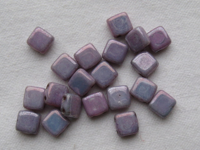 チェコビーズ　フラットスクエア　２ホール　６ミリ　オペークラスターアメジスト