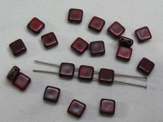 チェコビーズ　フラットスクエア　２ホール　６ミリ　オペークレッドブラックピカソ