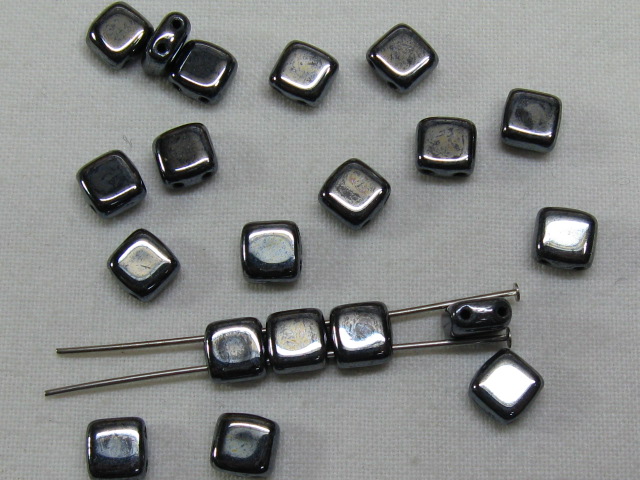 チェコビーズ　フラットスクエア　２ホール　６ミリ　ヘマタイト