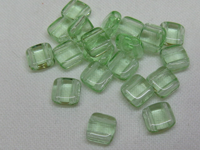 チェコビーズ　フラットスクエア　２ホール　６ミリ　ペリドット