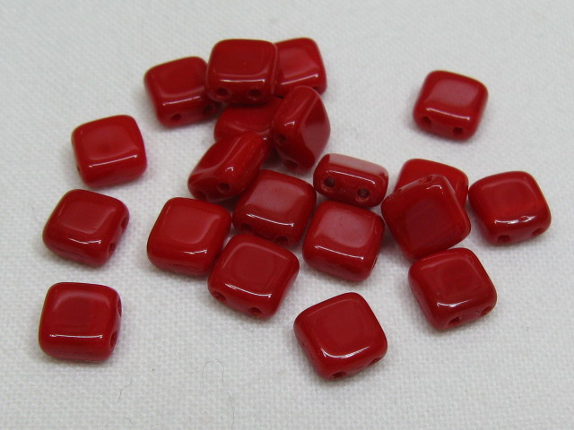 チェコビーズ　フラットスクエア　２ホール　６ミリ　オペークレッド