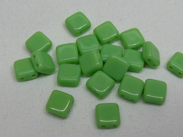 チェコビーズ　フラットスクエア　２ホール　６ミリ　オペークメロン