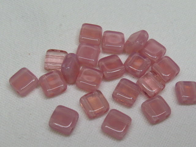 チェコビーズ　フラットスクエア　２ホール　６ミリ　ピンク
