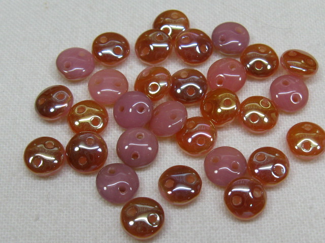 チェコビーズ　レンティル(レンズ豆)　２ホール　６ミリ　ミルキーピンクセルシアン