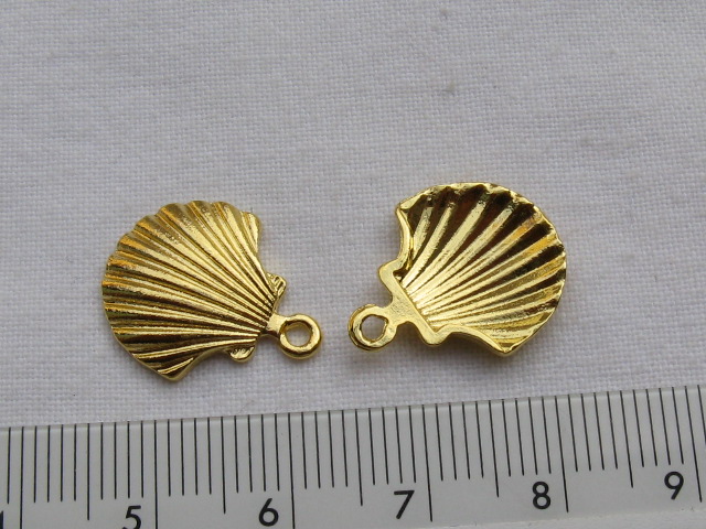 チャーム　貝殻　　約14×18ミリ (２個入り)　ゴールドカラー