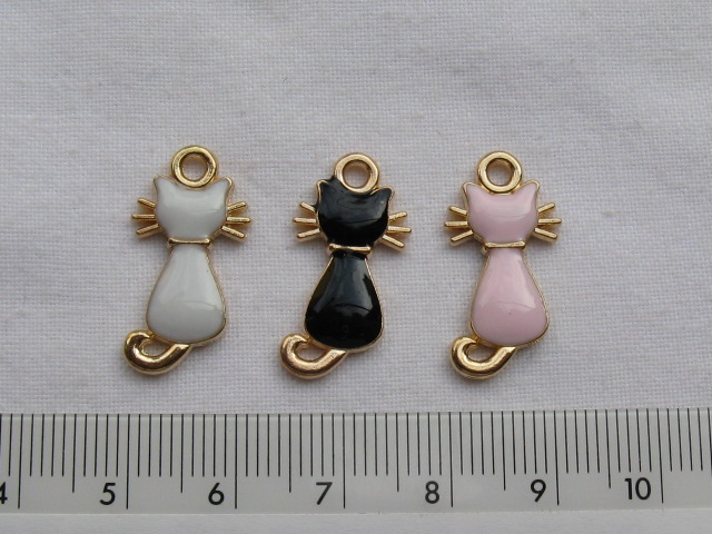 チャーム　後姿のネコ　(３個セット)　白・黒・ピンクの各１個
