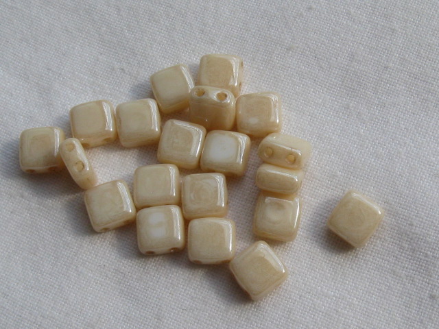 フラットスクエア　２ホール　６ミリ　オペークシャンパンラスター