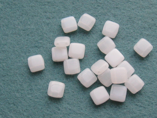 チェコビーズ　フラットスクエア　２ホール　６ミリ　ホワイト