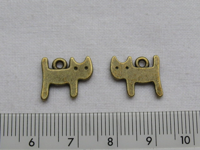 チャーム　ネコ　　約15×11ミリ　金古美