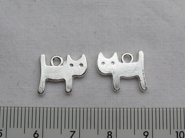 チャーム　ネコ　　約15×11ミリ　ホワイトシルバー