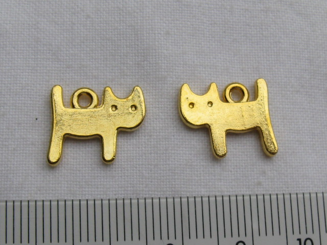 チャーム　ネコ　　約15×11ミリ　ゴールドカラー