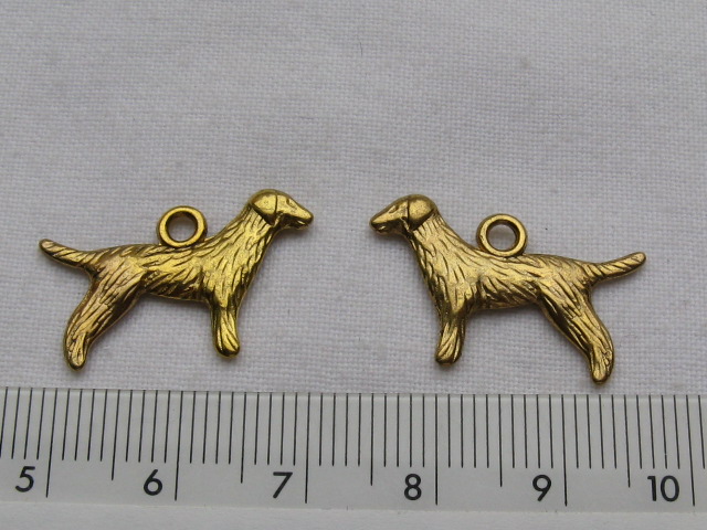 チャーム　犬　　約23×15ミリ　Aゴールド
