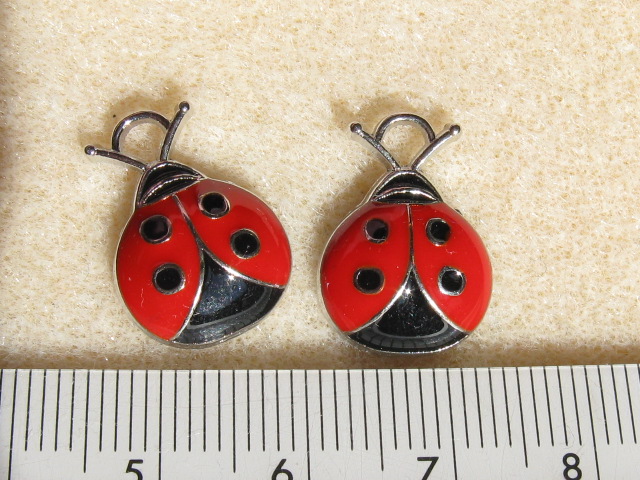 カラーチャーム　テントウ虫　約18×13ミリ
