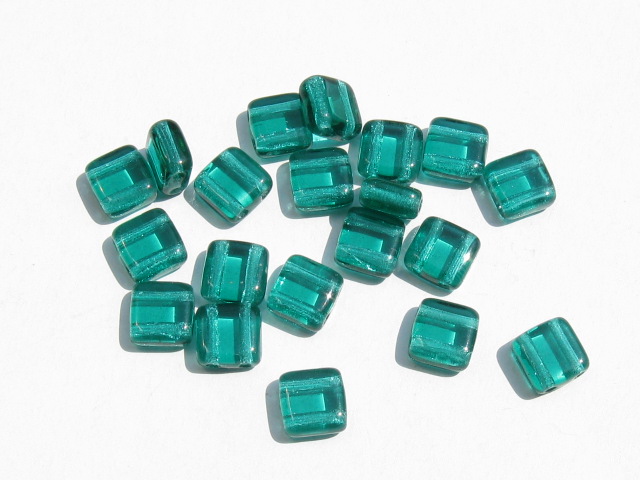 チェコビーズ　フラットスクエア　２ホール　６ミリ　エメラルド
