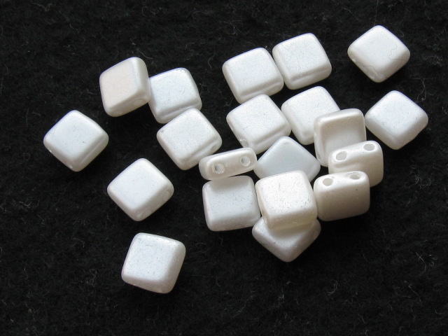 チェコビーズ　フラットスクエア　２ホール　６ミリ　パールスノーホワイト