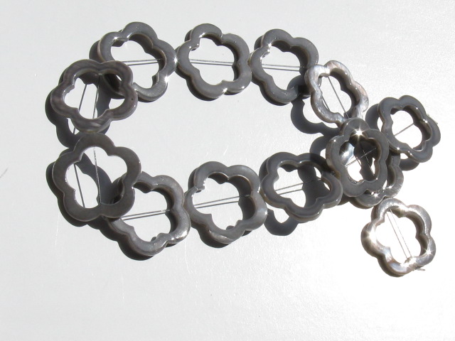 シェルパーツ　30ミリ　梅花梅穴　(一連１３個)　グレー