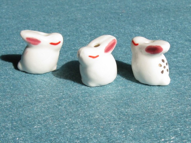 陶器ビーズ　干支　約20×17mm　ウサギ