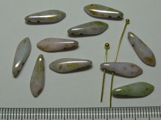 チェコビーズ　ダガー　２ホール　５×１６ミリ　オペークラスターグリーン