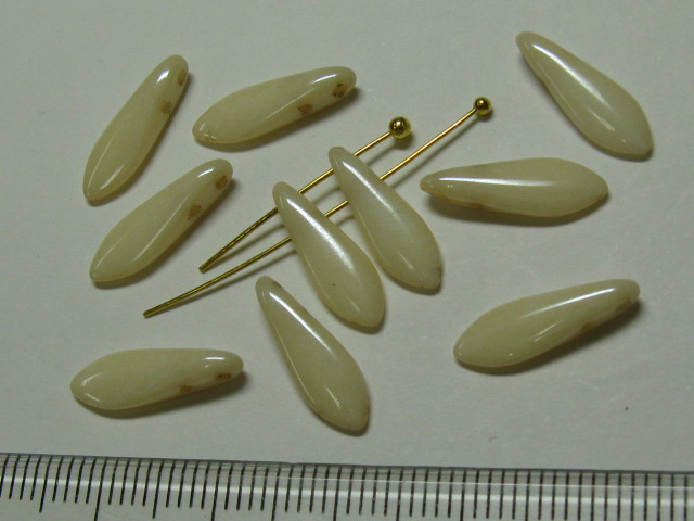 チェコビーズ　ダガー　２ホール　５×１６ミリ　オペークシャンパンラスター