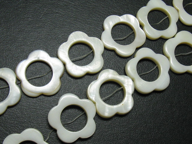 シェルパーツ　25ミリ　梅花.丸穴　ナチュラルカラー