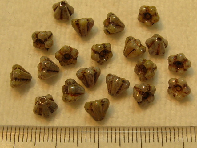 チェコビーズ　ベルフラワー　６×４ミリ　オペークラスターグリーン