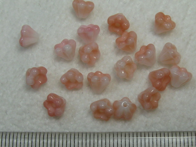 チェコビーズ　ベルフラワー　６×４ミリ　ピーチミルク