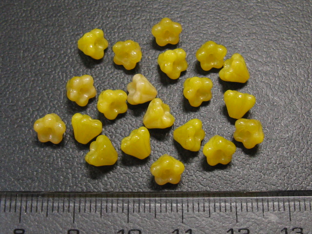 チェコビーズ　ベルフラワー　６×４ミリ　ハニーレモン