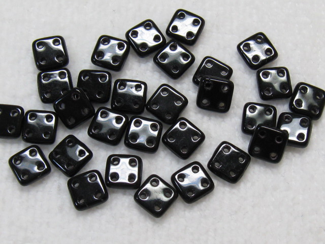 チェコビーズ　フラットスクエア　４ホール　６ミリ　ジェット