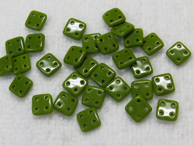 チェコビーズ　フラットスクエア　４ホール　６ミリ　オペークグリーン