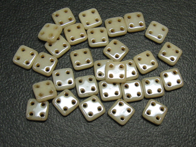 チェコビーズ　フラットスクエア　４ホール　６ミリ　オペークラスターシャンパン