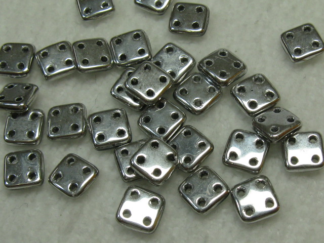 チェコビーズ　フラットスクエア　４ホール　６ミリ　シルバー