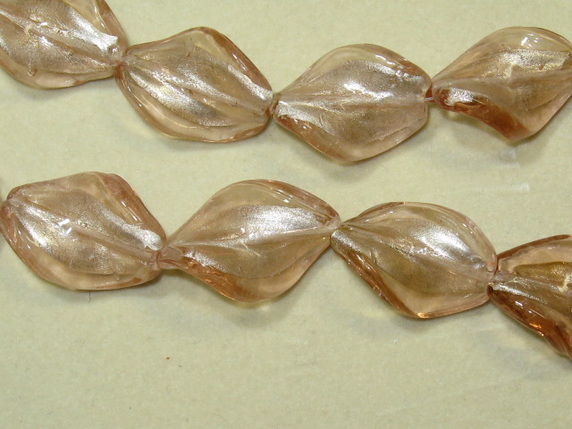 ベネチアン風ガラス　ツイスト　約28×19ｍｍ　ピーチ