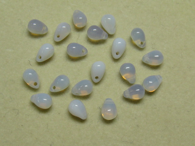 チェコビーズ　ティアドロップ　４×６ミリ　ミルキーライトアメシ゜スト