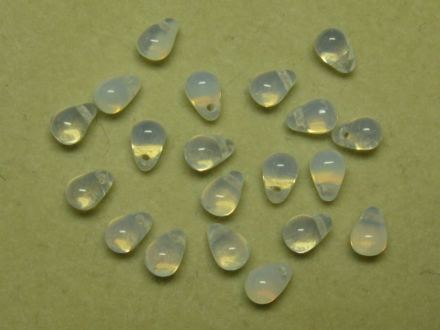 チェコビーズ　ティアドロップ　４×６ミリ　ミルキーホワイト