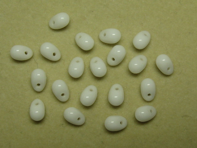 チェコビーズ　ティアドロップ　４×６ミリ　ホワイト