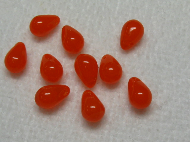 チェコビーズ　ティアドロップ　６×９ミリ　ミルキーオレンジ