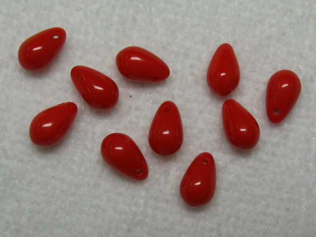 チェコビーズ　ティアドロップ　６×９ミリ　オペークレッド