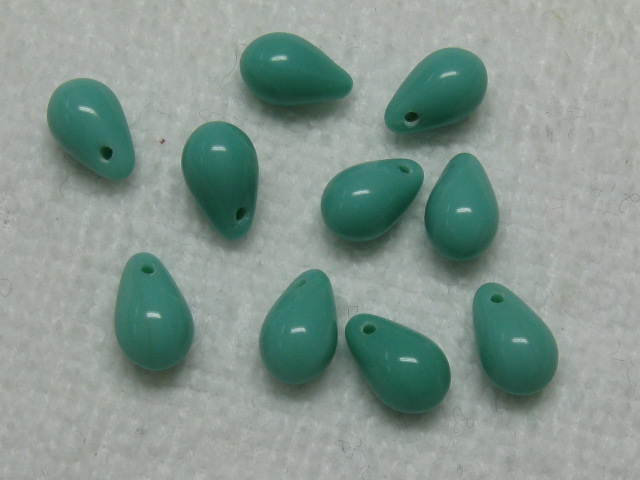 チェコビーズ　ティアドロップ　６×９ミリ　オペークターコイズ