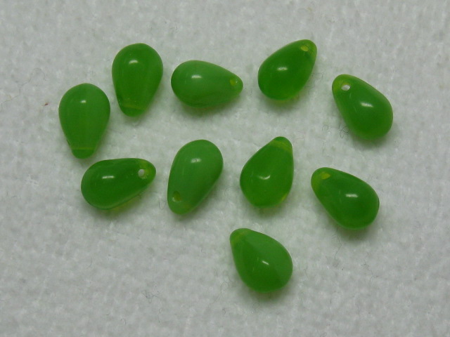 チェコビーズ　ティアドロップ　６×９ミリ　ミルキーオリーブ