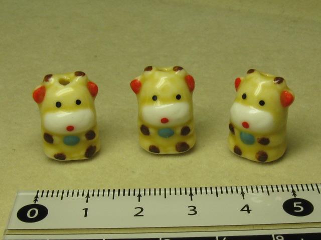 陶器ビーズ　干支　約14×18mm　ウシ　②