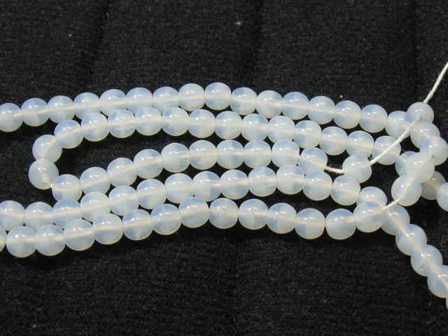 チェコ　プレス　ラウンド　４ミリ　ミルキーホワイト